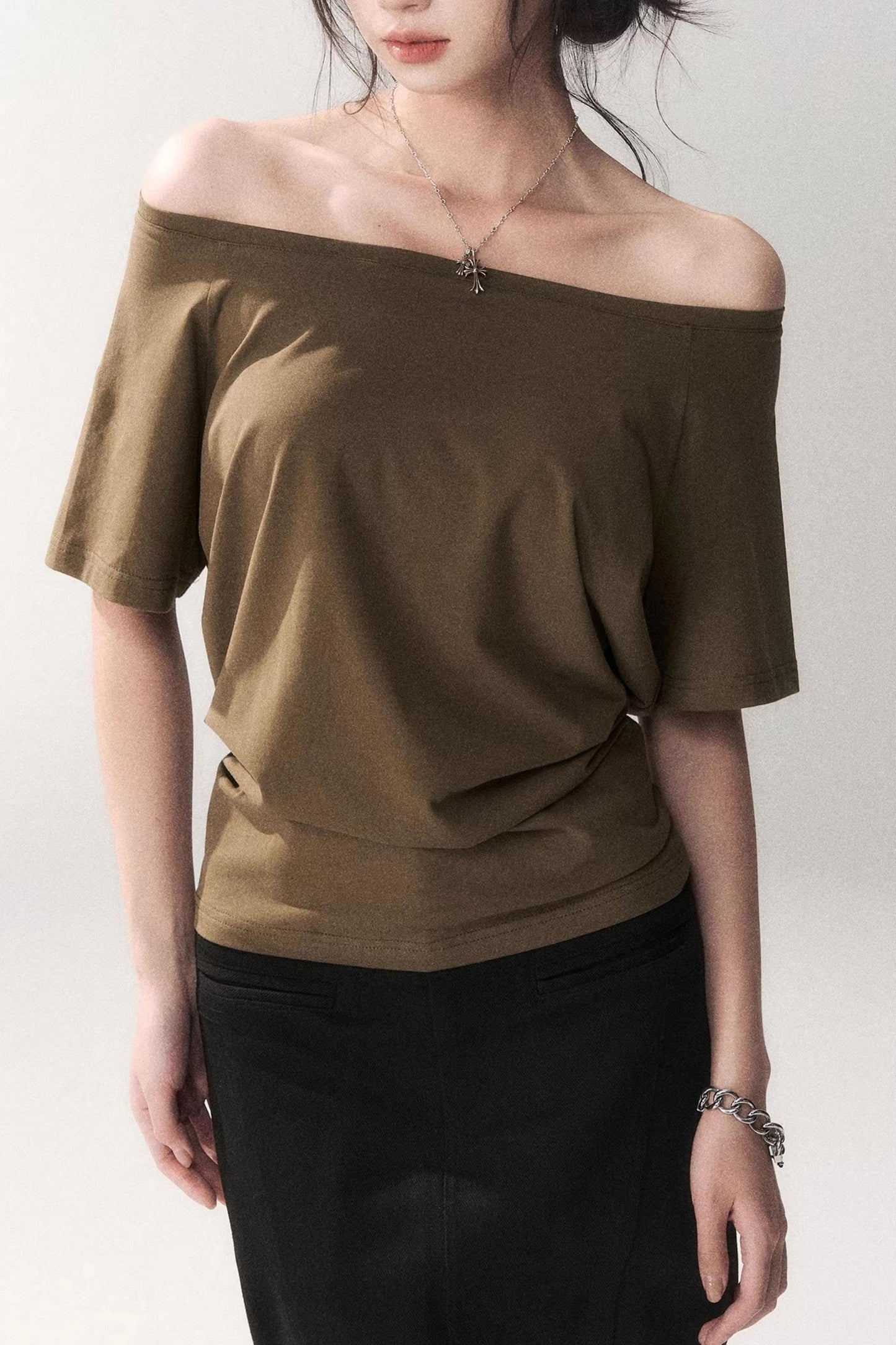 Camiseta de verano con hombros descubiertos