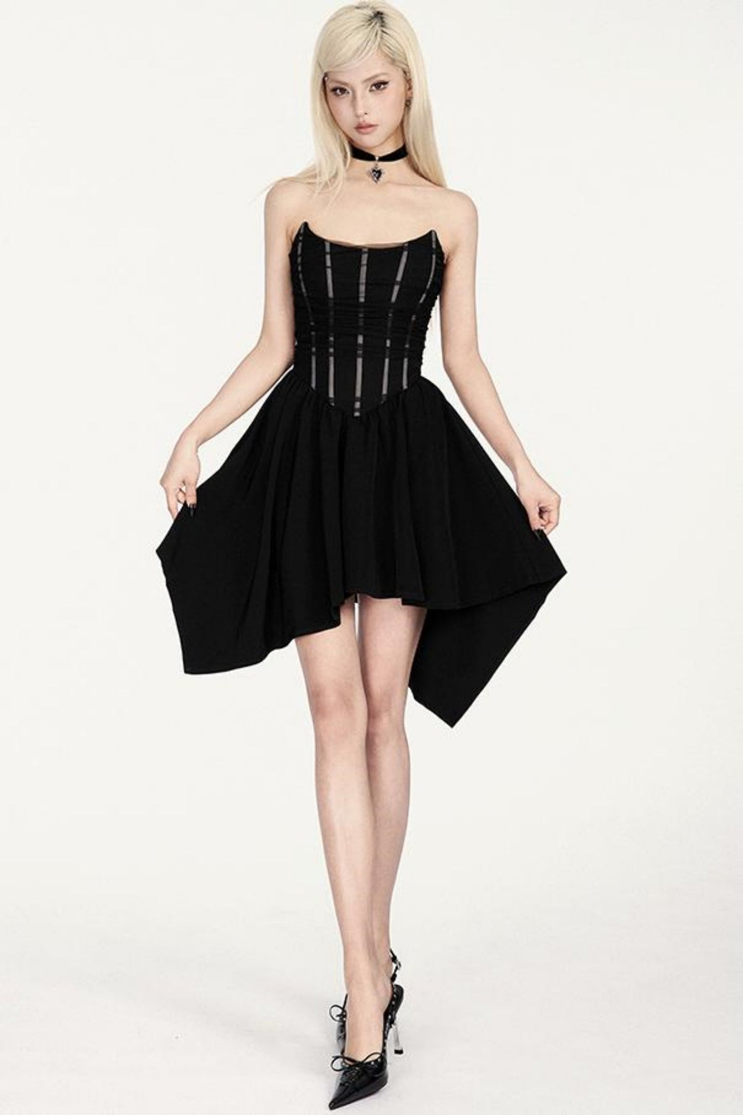 Schwarzes Kleid mit Netzeinsatz