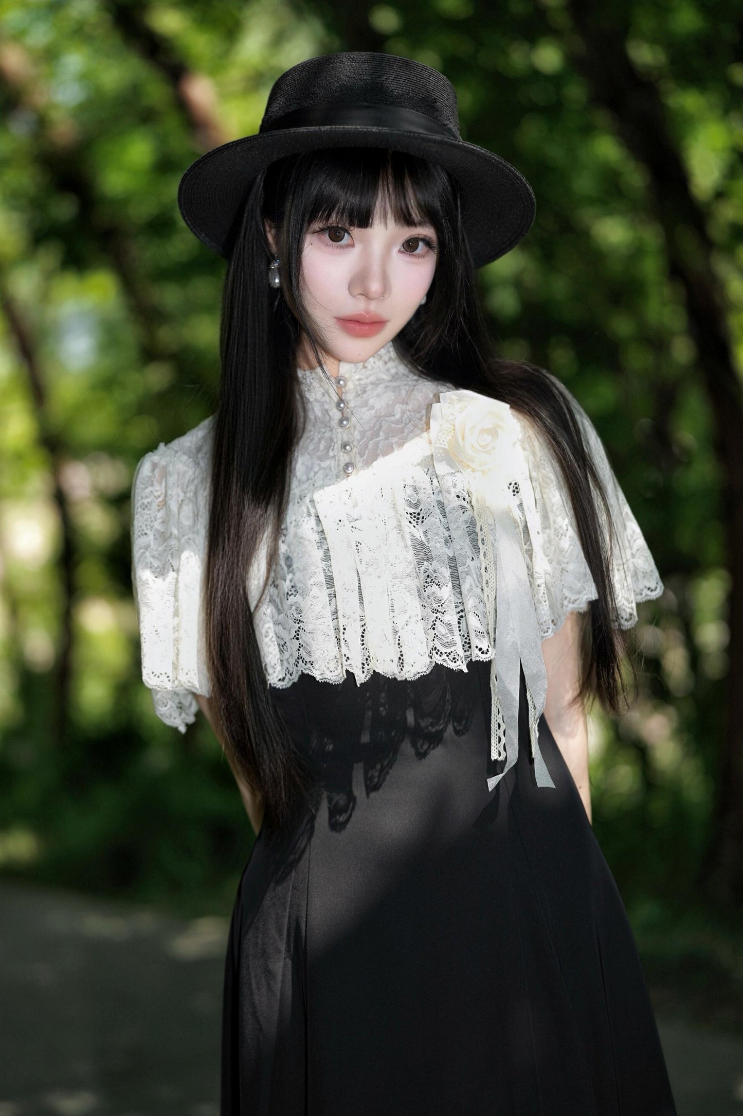Elegantes langes Kleid mit Spitzenumhang