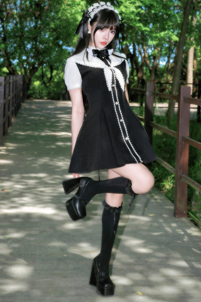 Monochromes Spitzen-Sailorkleid im Lady-Stil