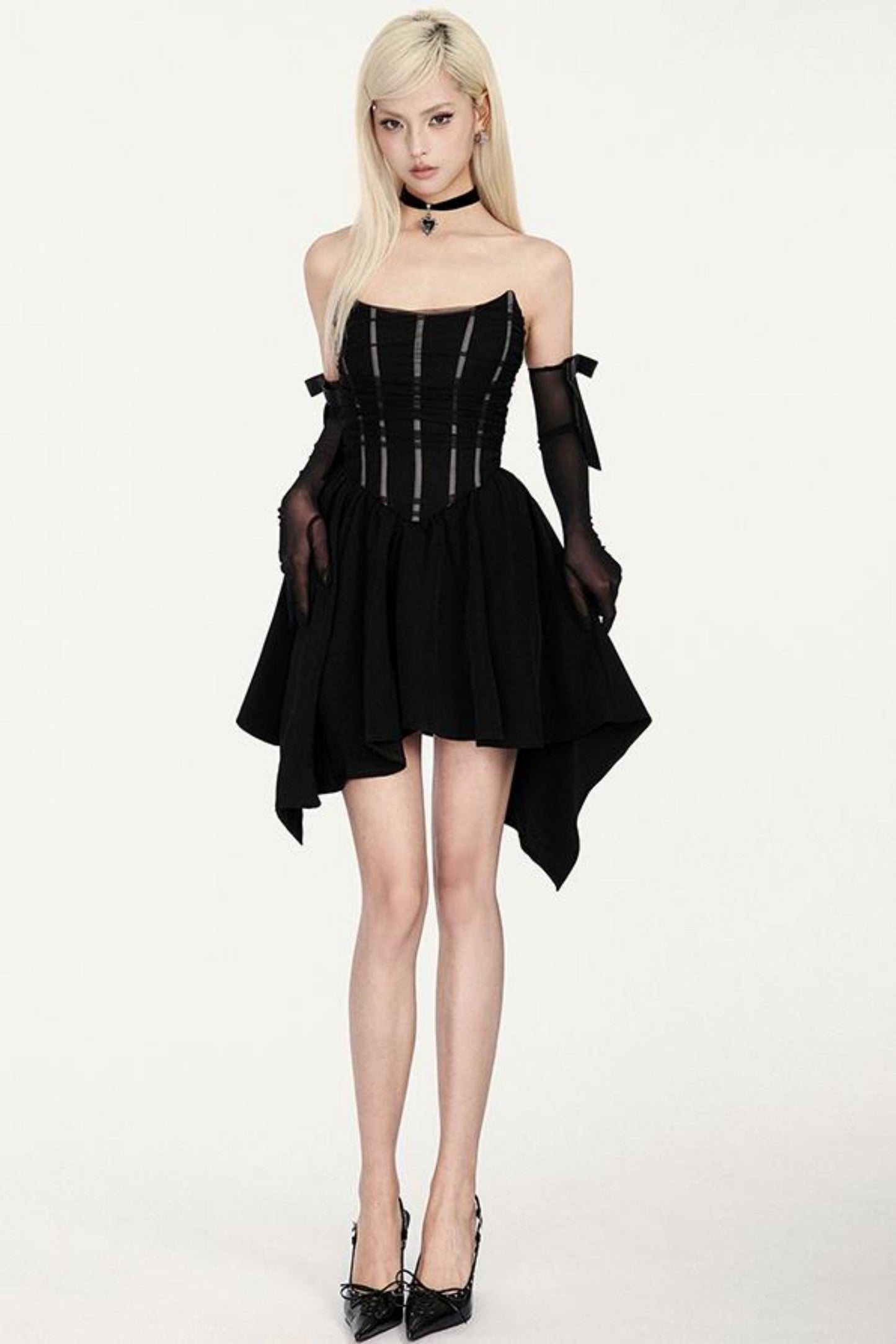 Schwarzes Kleid mit Netzeinsatz