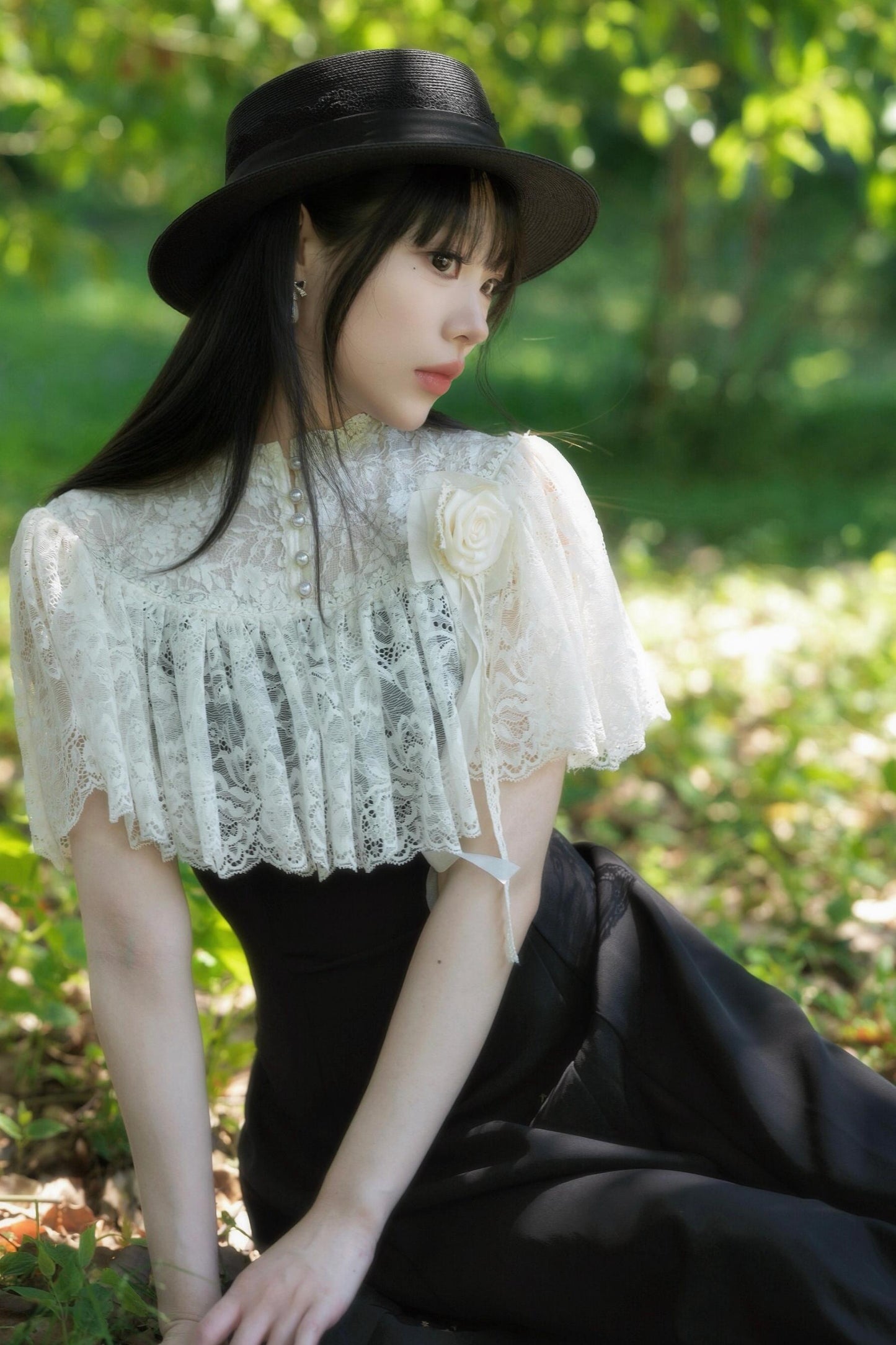 Elegantes langes Kleid mit Spitzenumhang