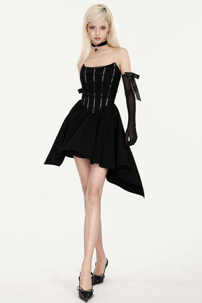 Schwarzes Kleid mit Netzeinsatz