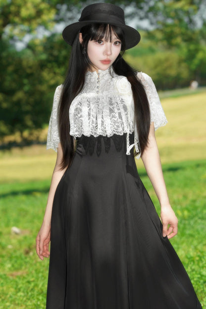 Elegantes langes Kleid mit Spitzenumhang