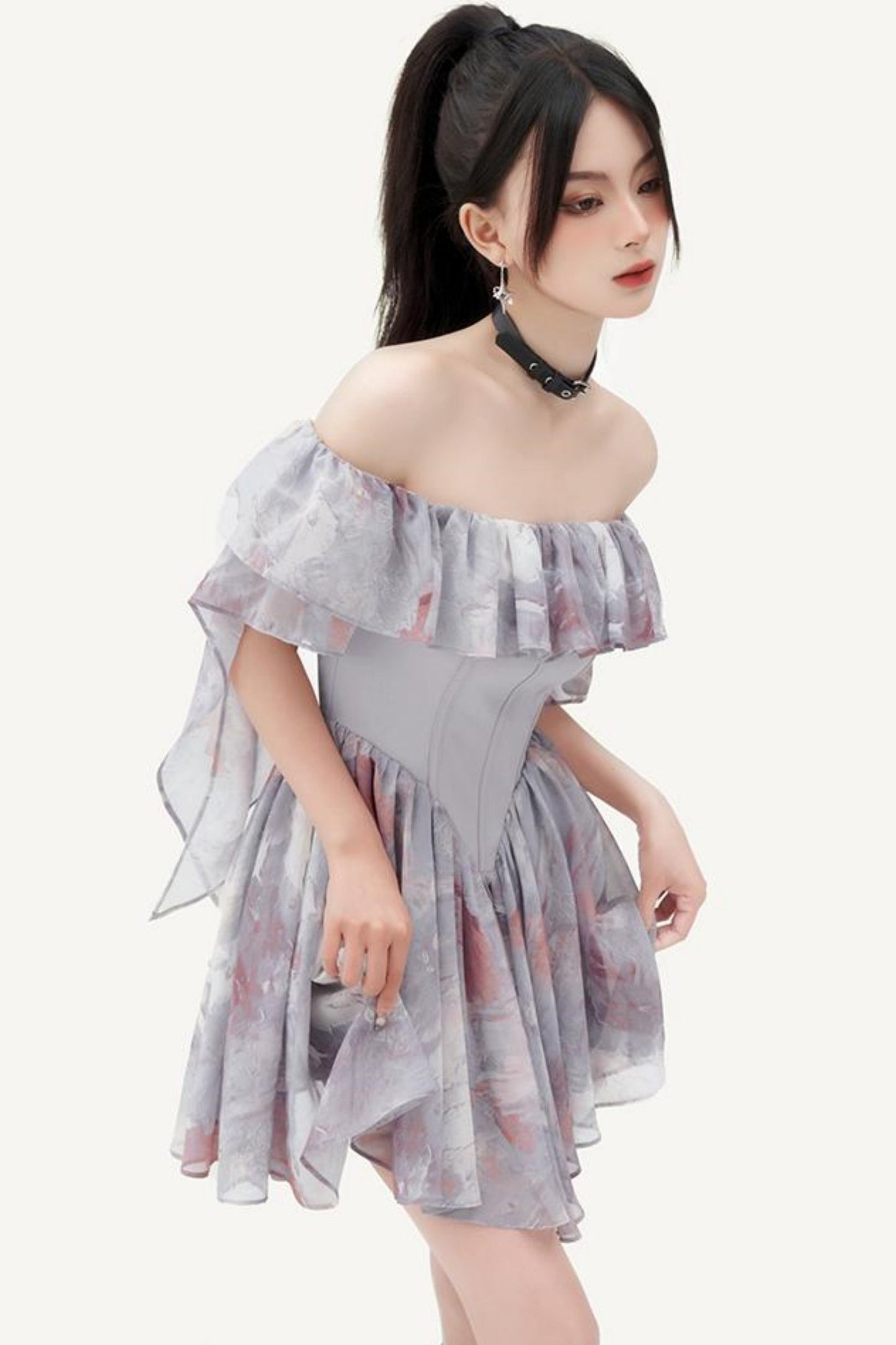 Vestido romántico de atelier con hombros descubiertos