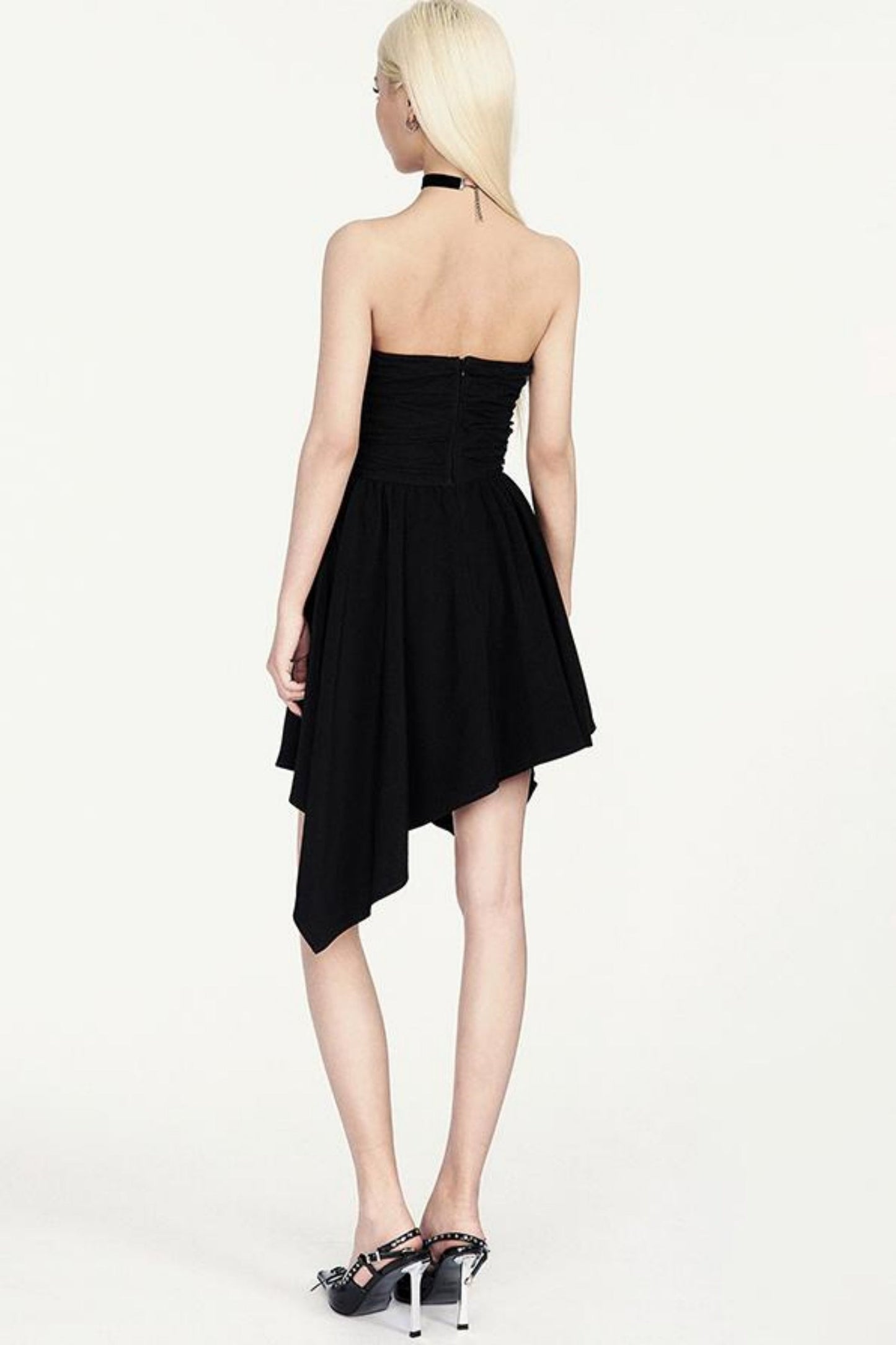 Schwarzes Kleid mit Netzeinsatz