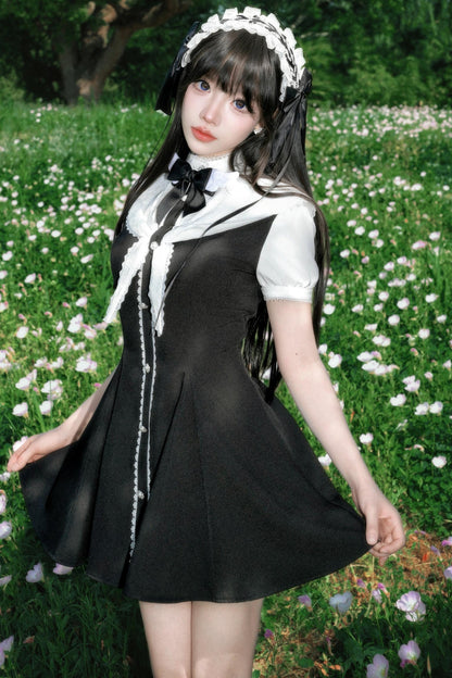 Monochromes Spitzen-Sailorkleid im Lady-Stil