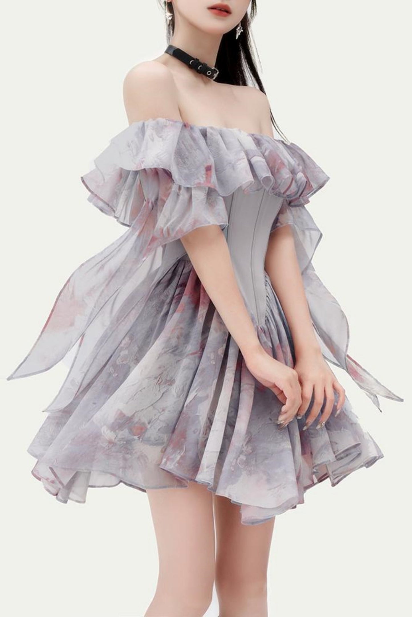 Vestido romántico de atelier con hombros descubiertos
