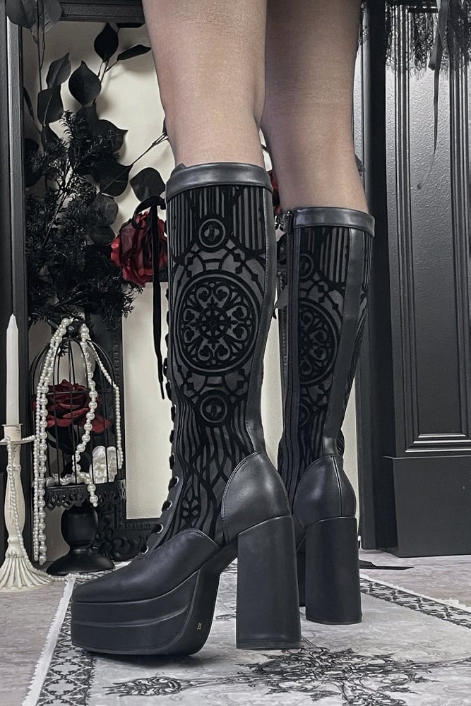[Date limite de réservation : 9/28] Bottes à talons hauts lacées en mesh cathédrale gothique noir mat / noir brillant