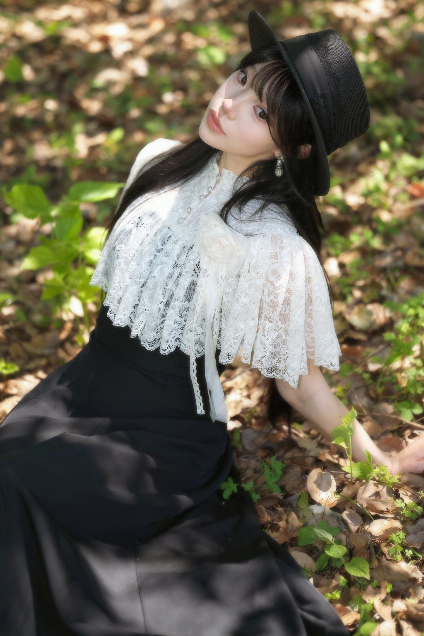 Elegantes langes Kleid mit Spitzenumhang