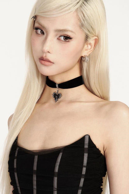 Schwarzes Kleid mit Netzeinsatz