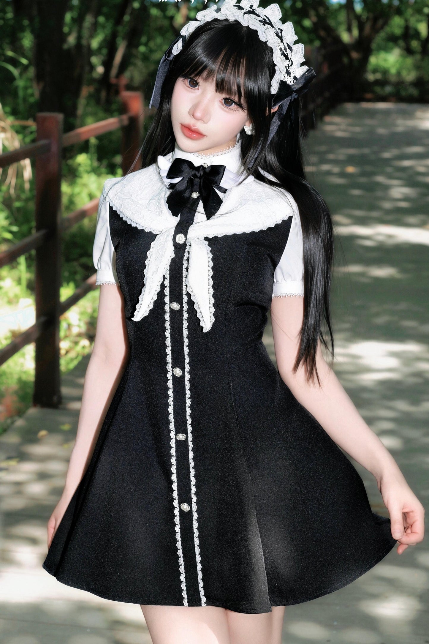 Monochromes Spitzen-Sailorkleid im Lady-Stil
