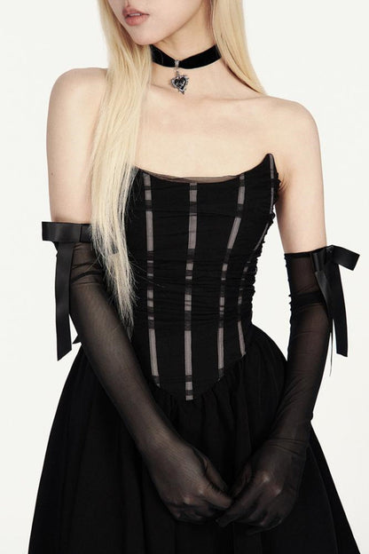 Schwarzes Kleid mit Netzeinsatz