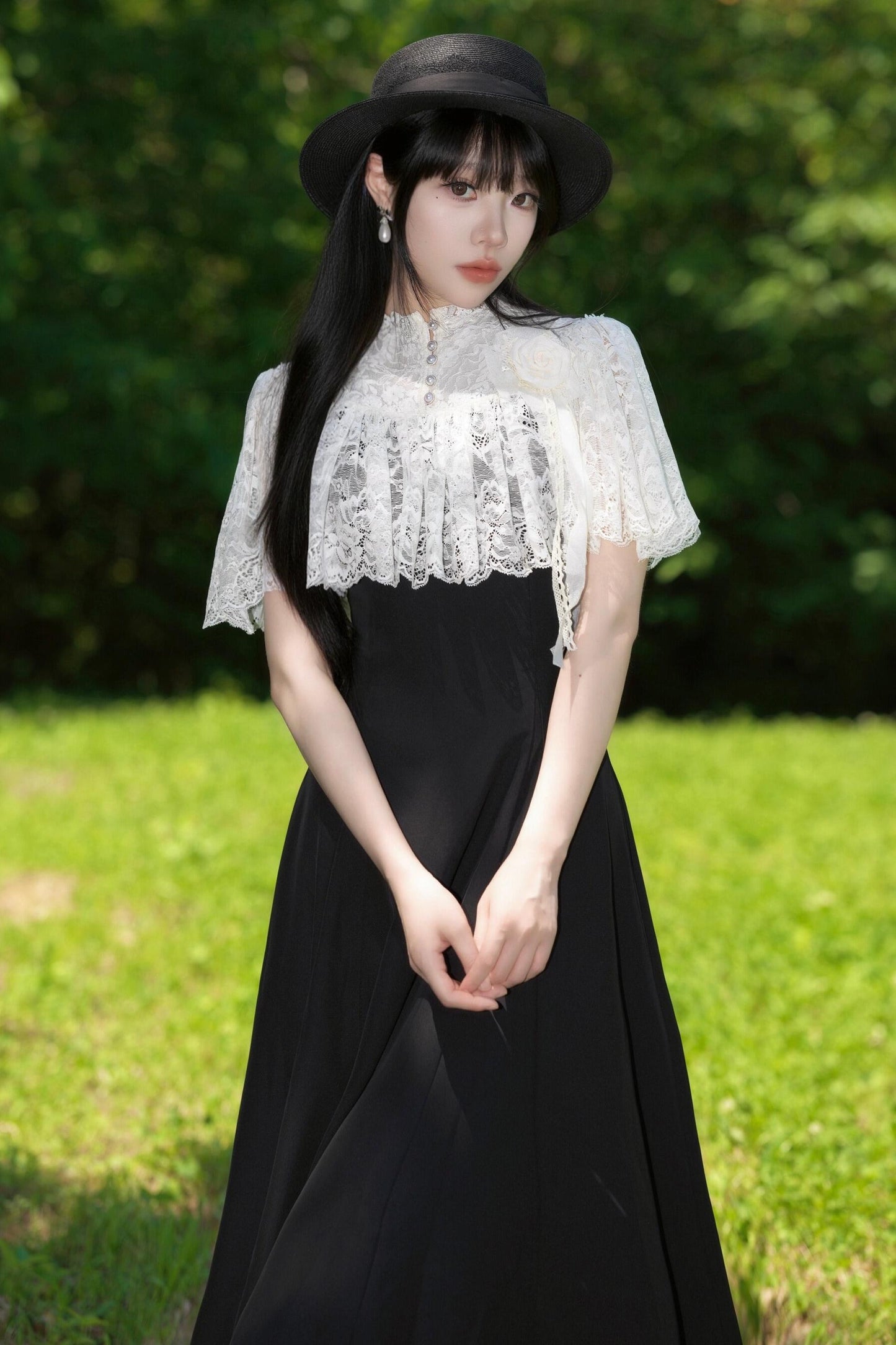 Elegantes langes Kleid mit Spitzenumhang