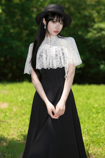 Elegantes langes Kleid mit Spitzenumhang