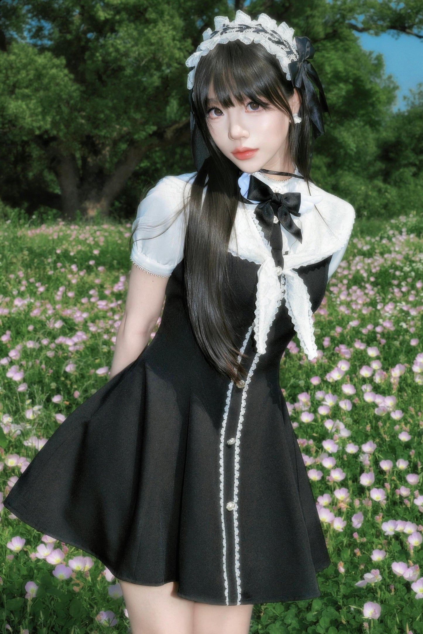 Monochromes Spitzen-Sailorkleid im Lady-Stil
