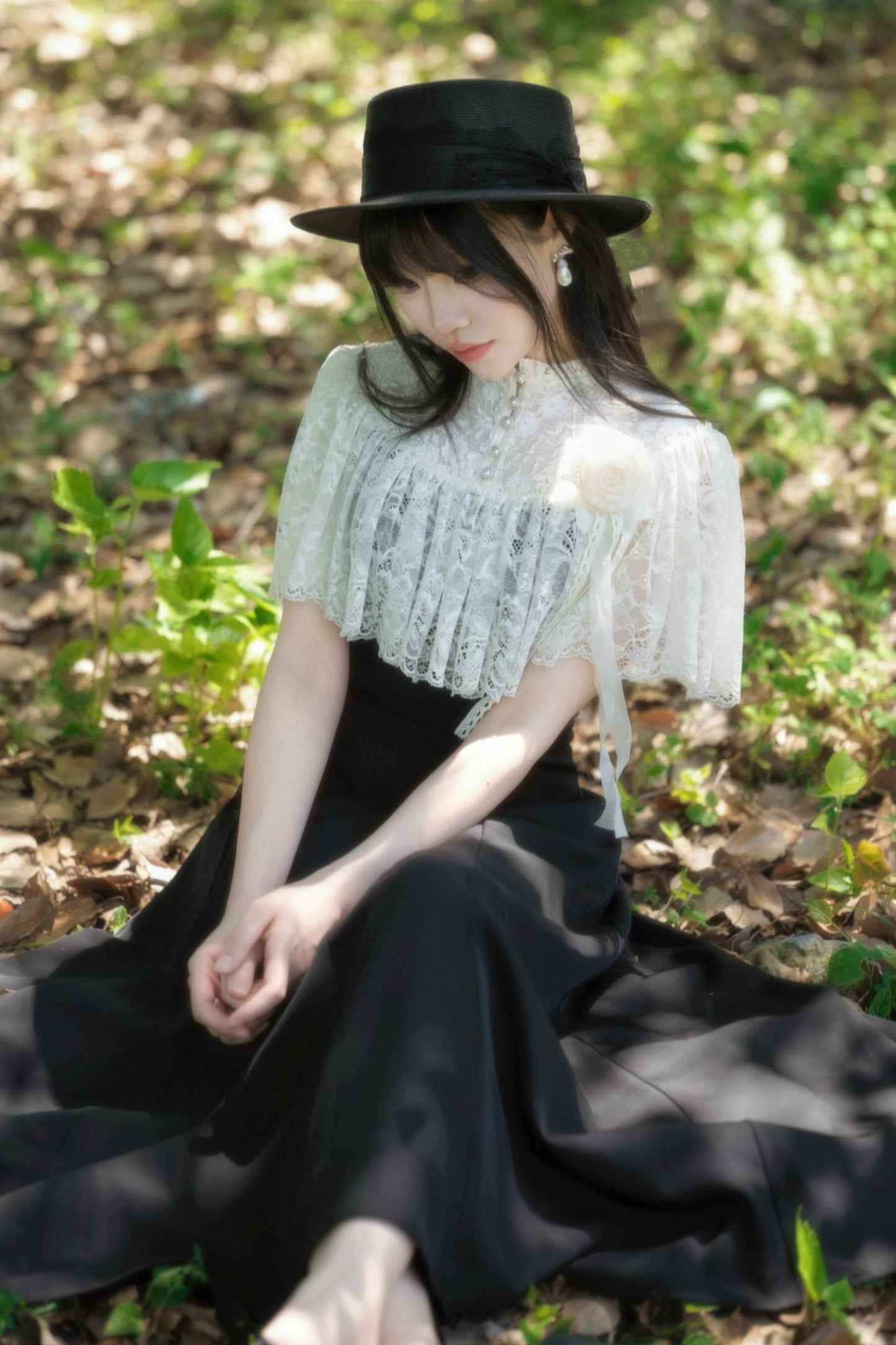 Elegantes langes Kleid mit Spitzenumhang