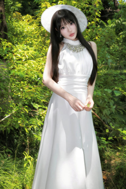 Elegantes Neckholder-Göttinnenkleid