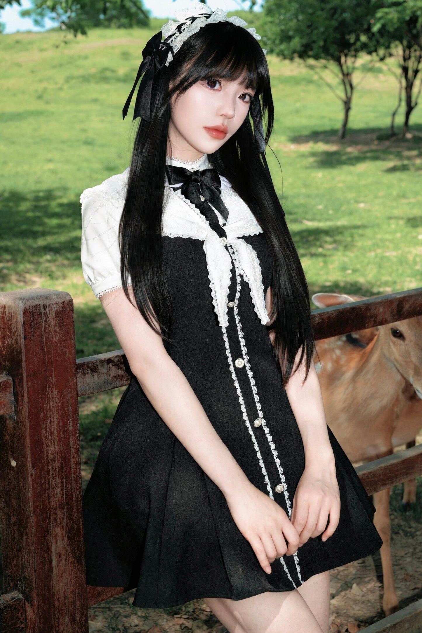 Monochromes Spitzen-Sailorkleid im Lady-Stil