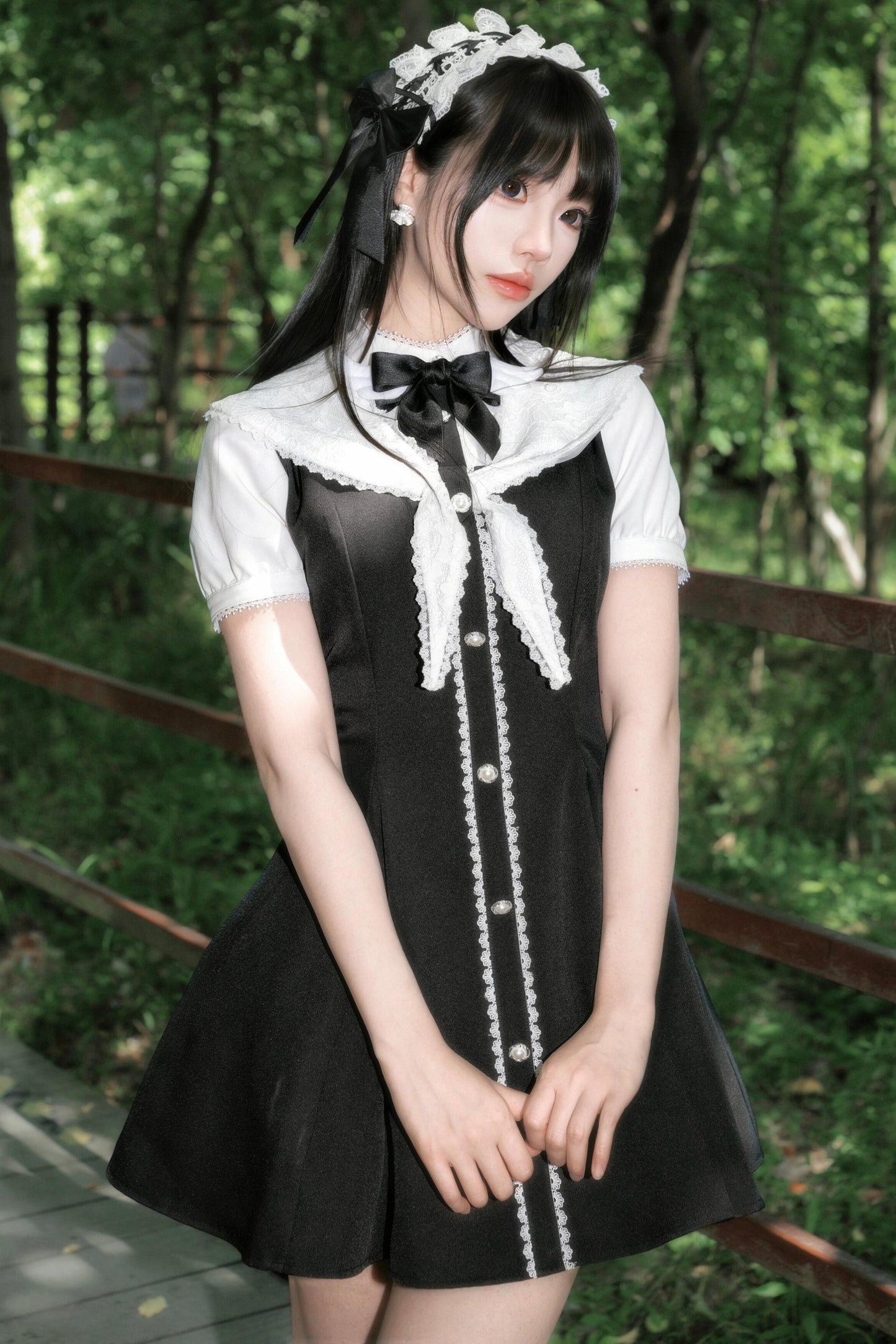 Monochromes Spitzen-Sailorkleid im Lady-Stil