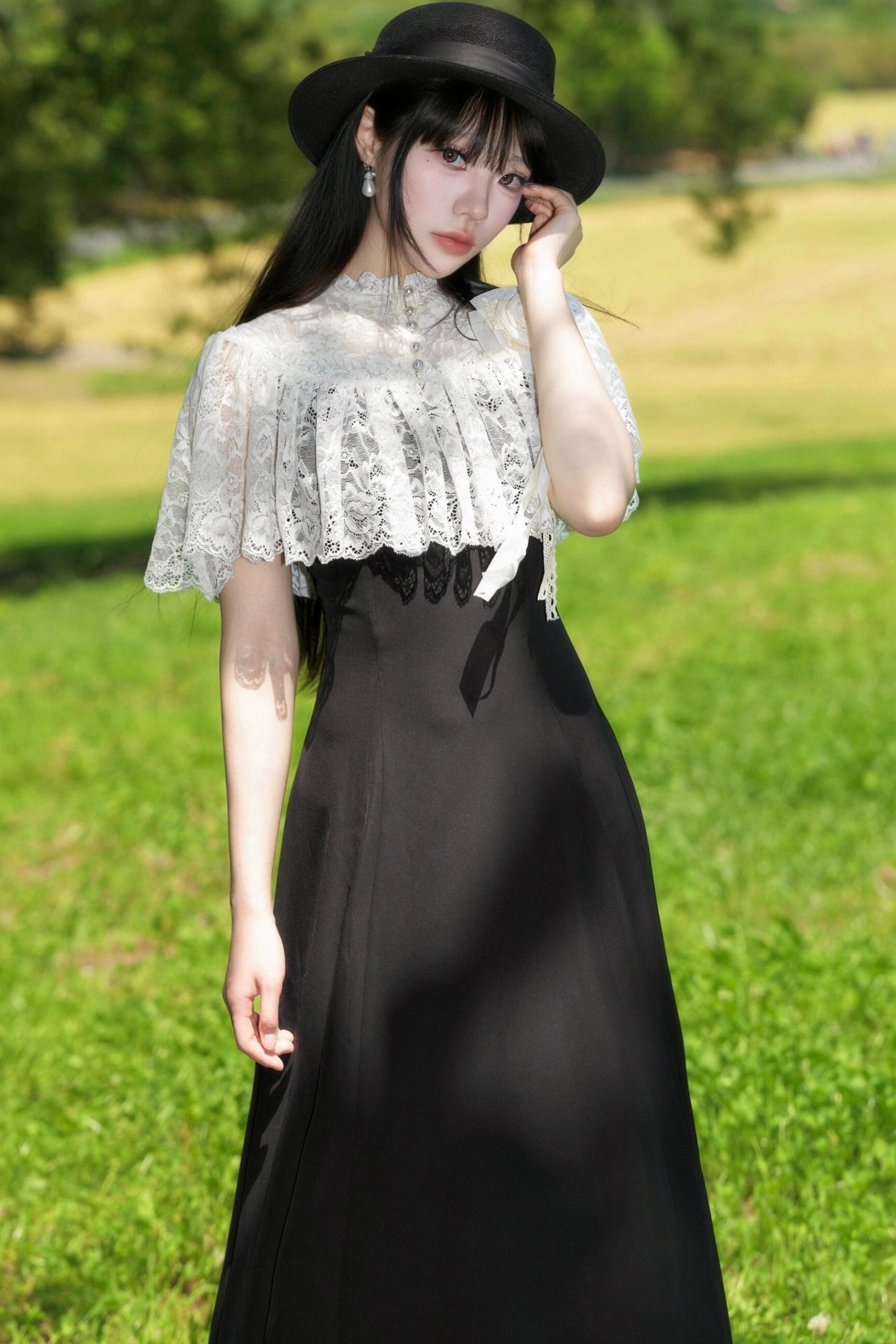Elegantes langes Kleid mit Spitzenumhang