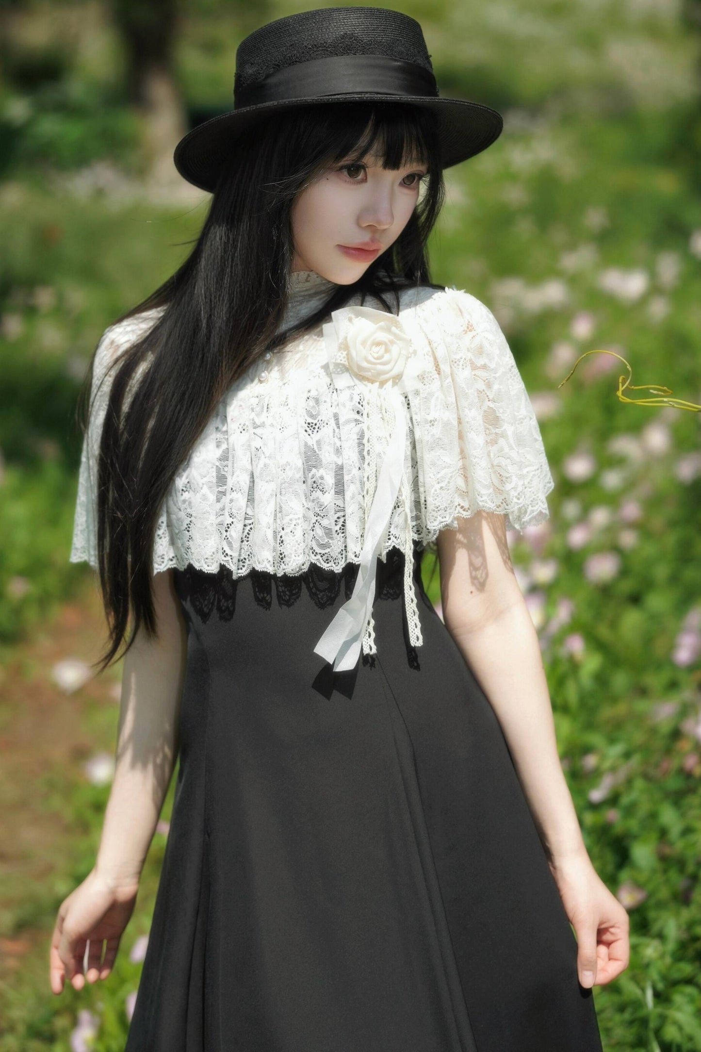 Elegantes langes Kleid mit Spitzenumhang