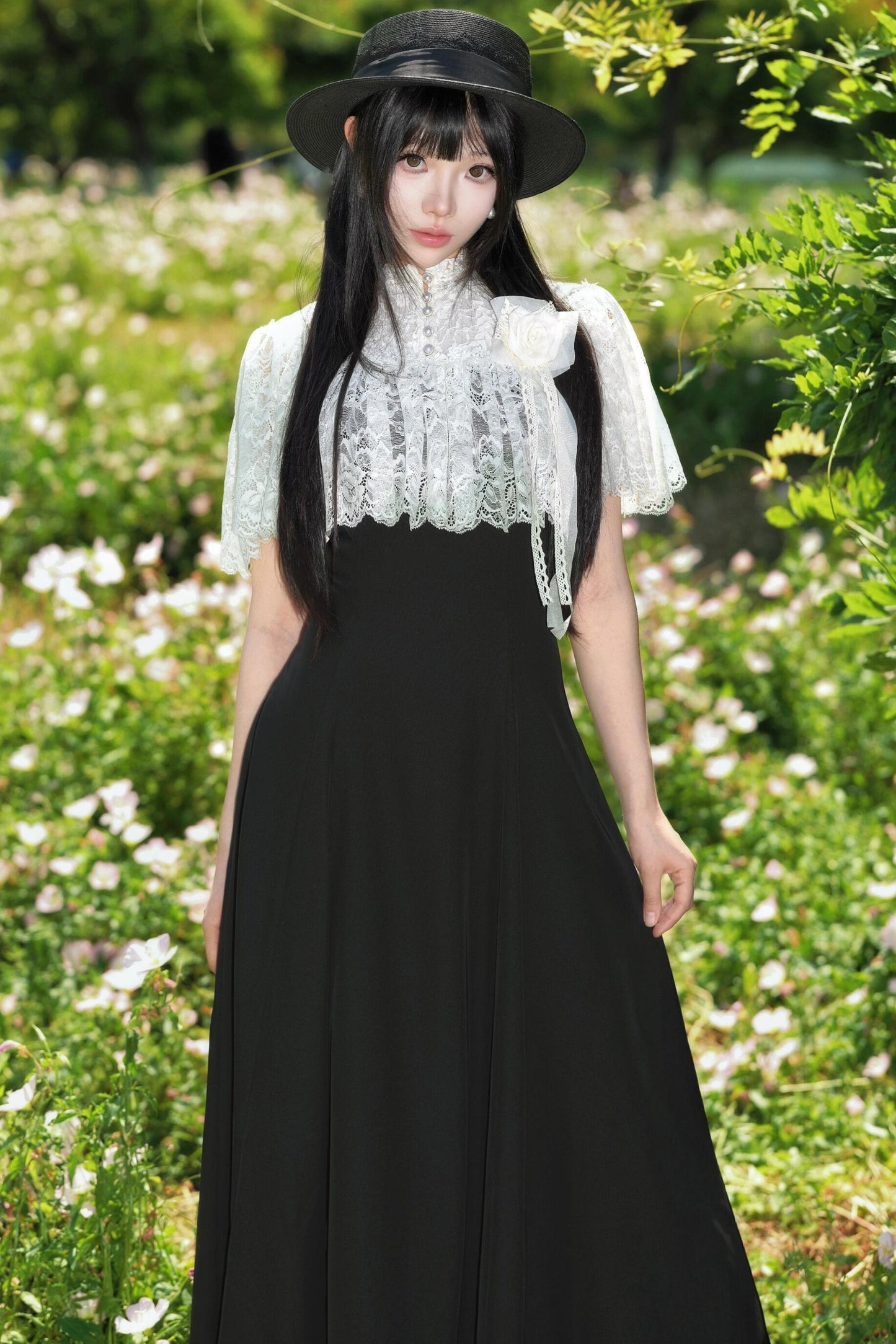Elegantes langes Kleid mit Spitzenumhang