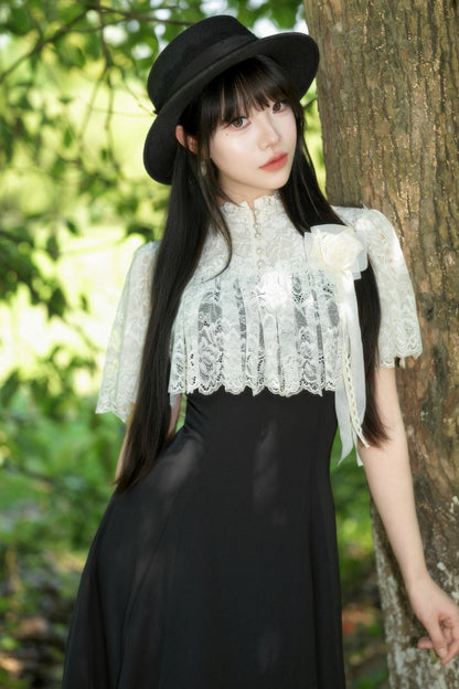 Elegantes langes Kleid mit Spitzenumhang