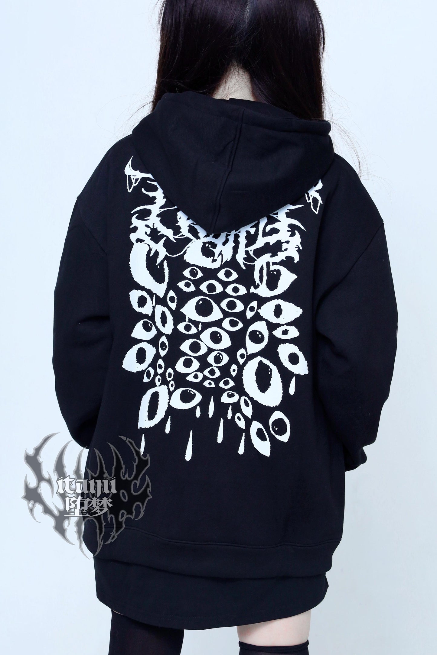 Dunkler Logo-Kapuzenpullover im Jirai-Kei-Stil