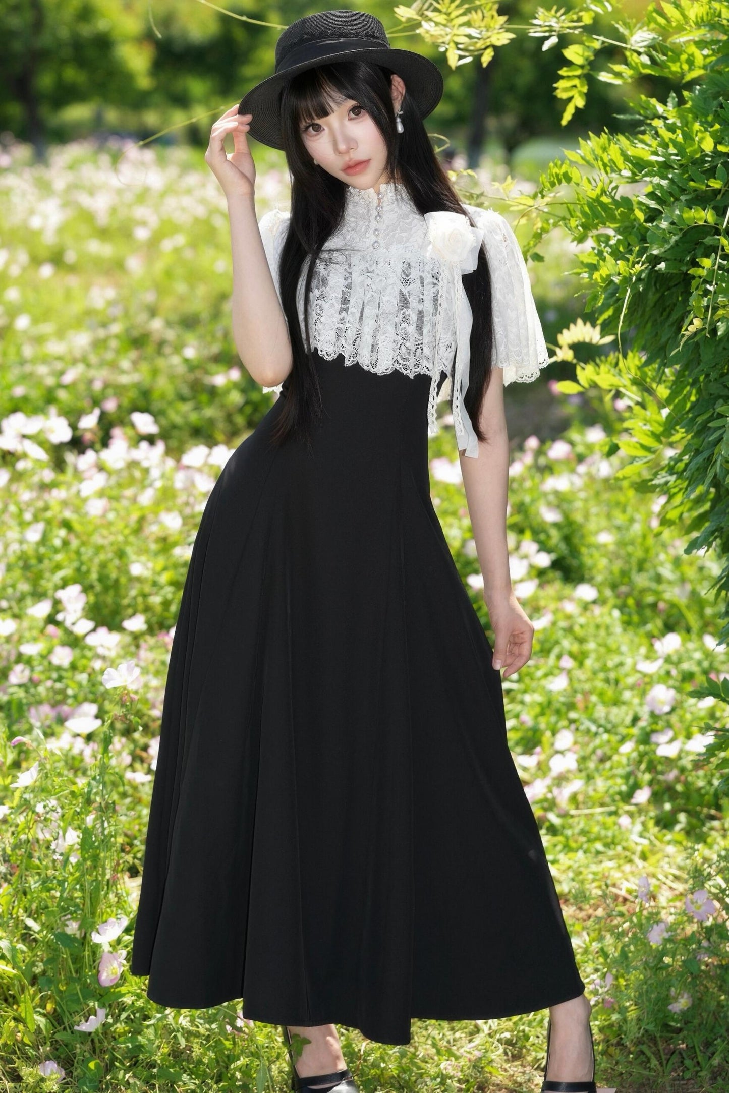 Elegantes langes Kleid mit Spitzenumhang