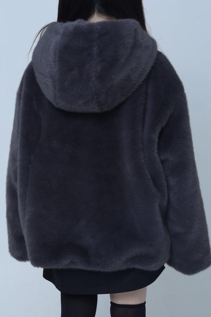 Dunkle Gothic-Felljacke mit Fellkapuze
