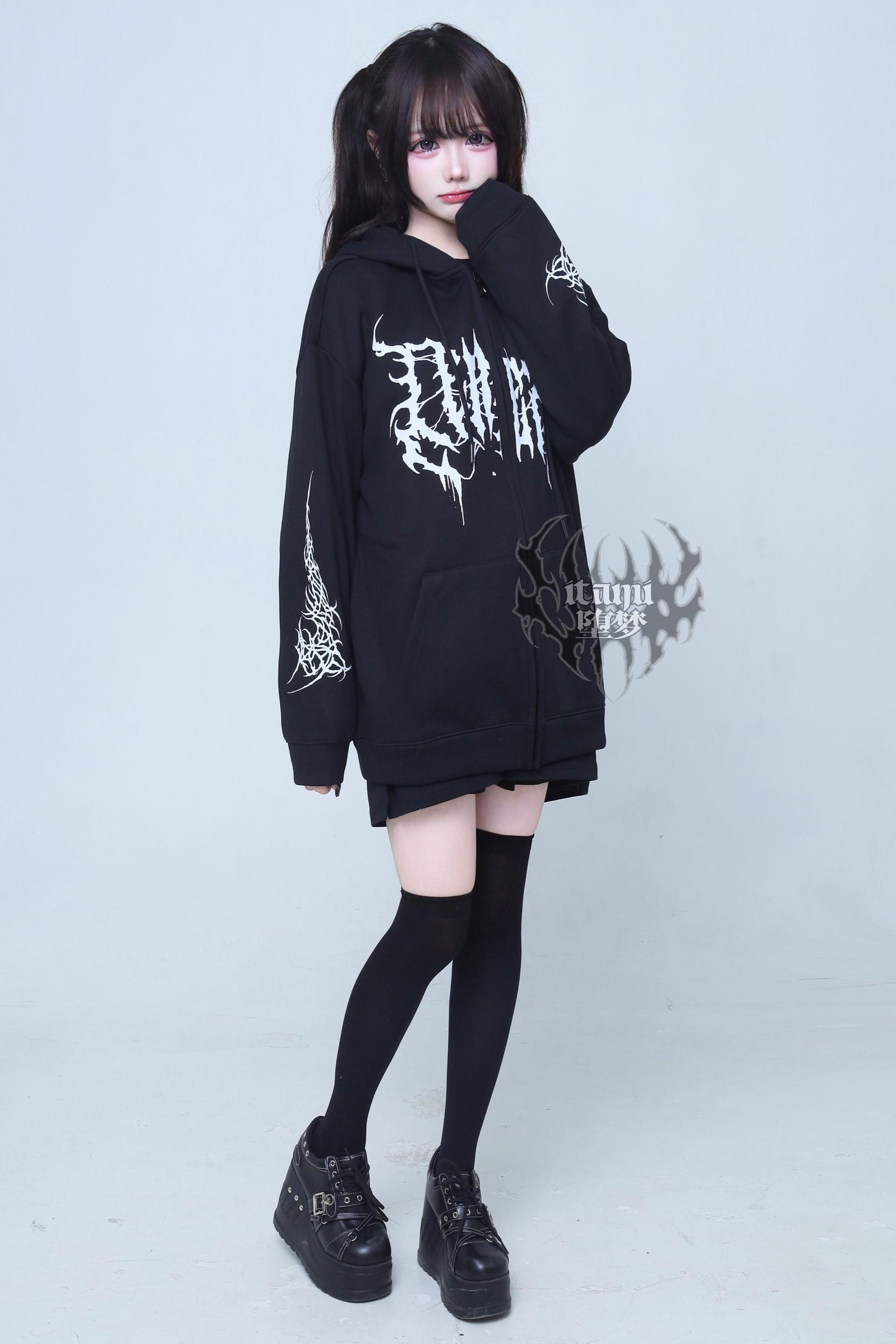 Dunkler Logo-Kapuzenpullover im Jirai-Kei-Stil