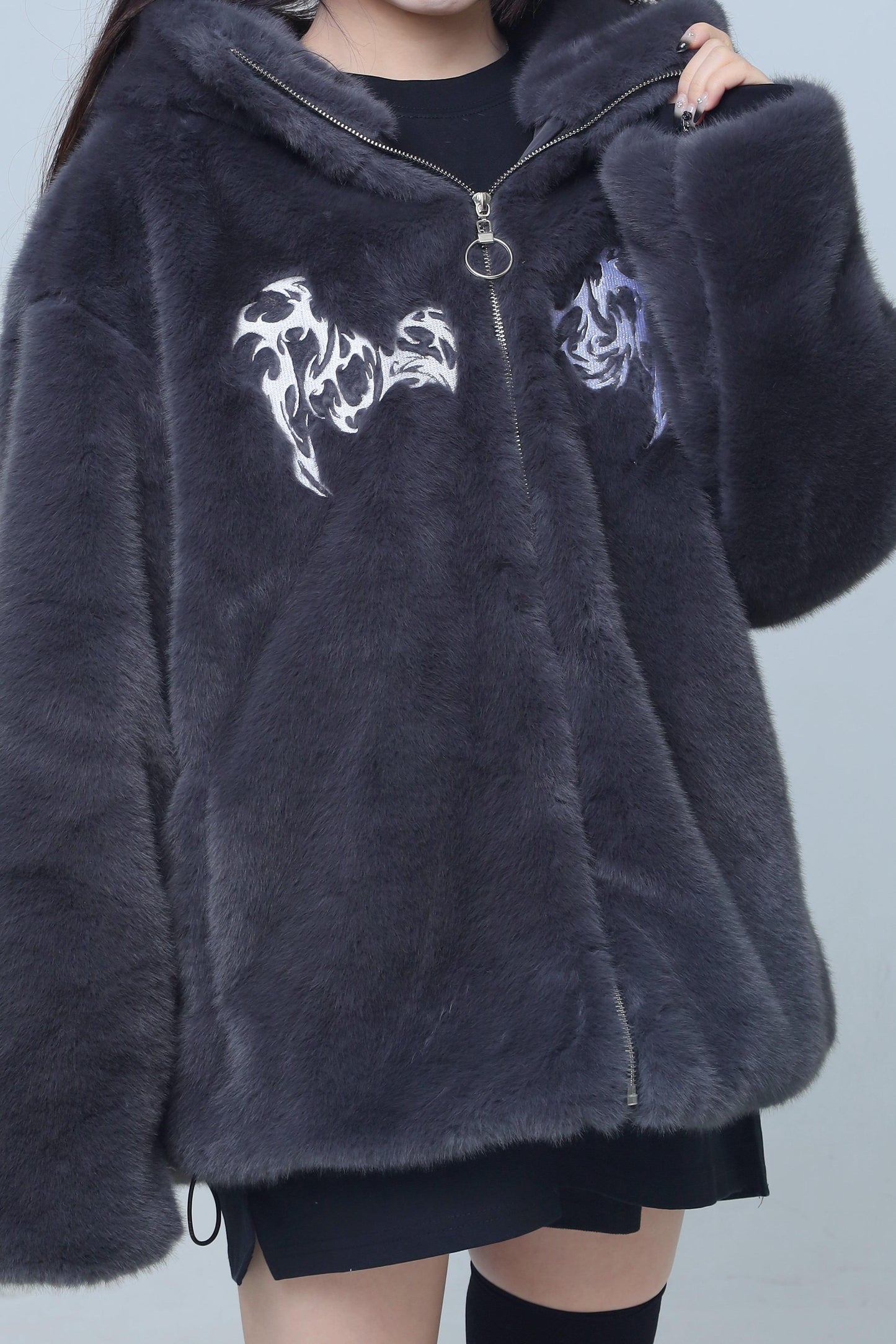 Dunkle Gothic-Felljacke mit Fellkapuze