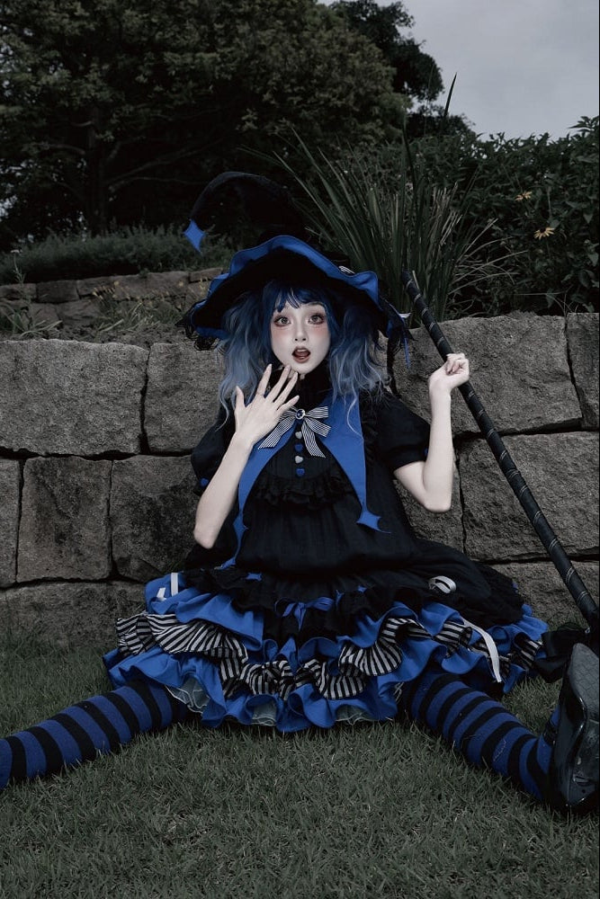 【8月29日予約締切】White x Burgundy / Blue x Black Gothic Doll Lolita Witch Asymmetrical Ruffle Dress Full Set （with Pointed Collar + Bow Tie + Waist Belt）