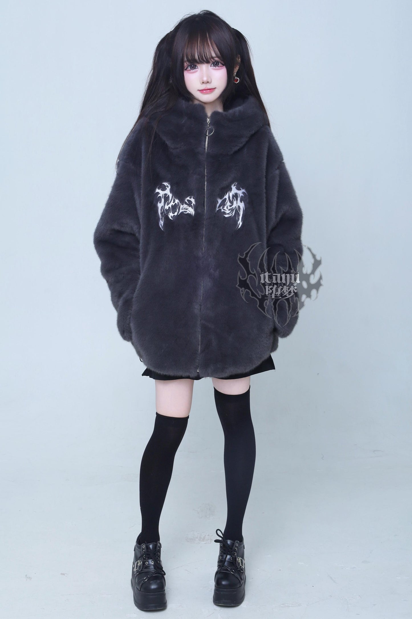 Dunkle Gothic-Felljacke mit Fellkapuze