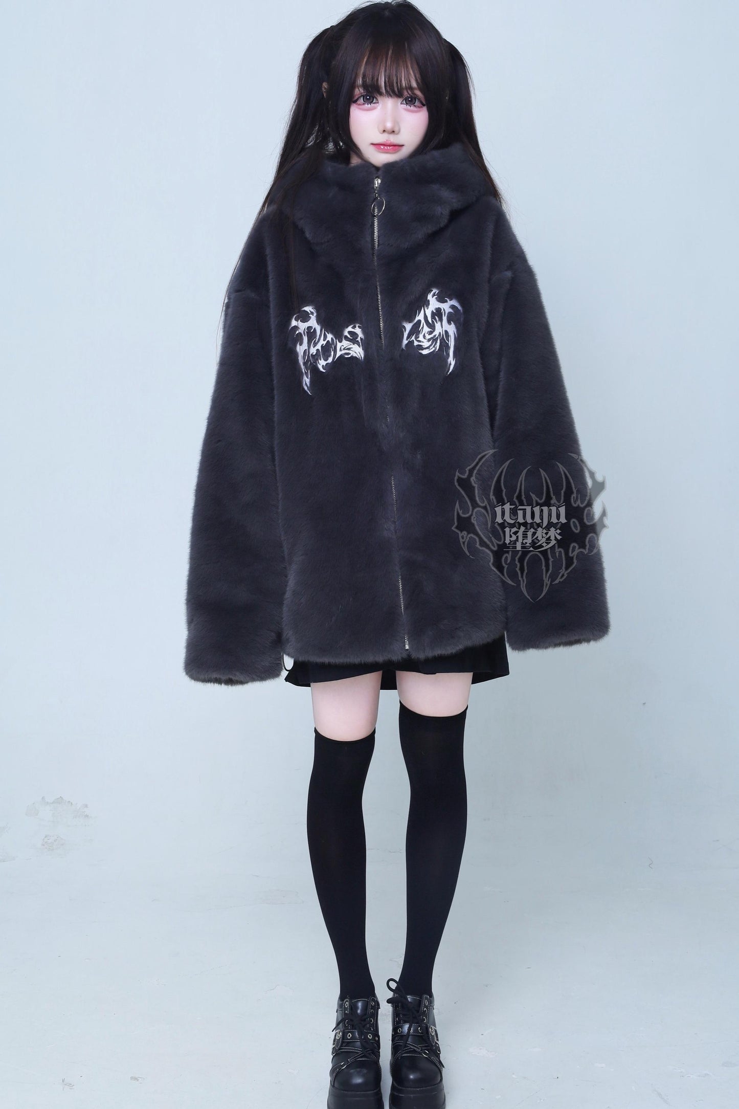 Dunkle Gothic-Felljacke mit Fellkapuze