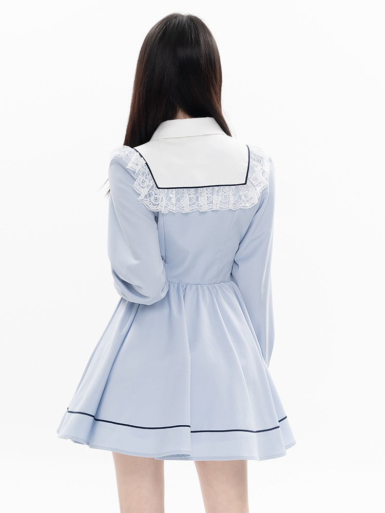 Robe en dentelle à col matelot et ruban bleu uni