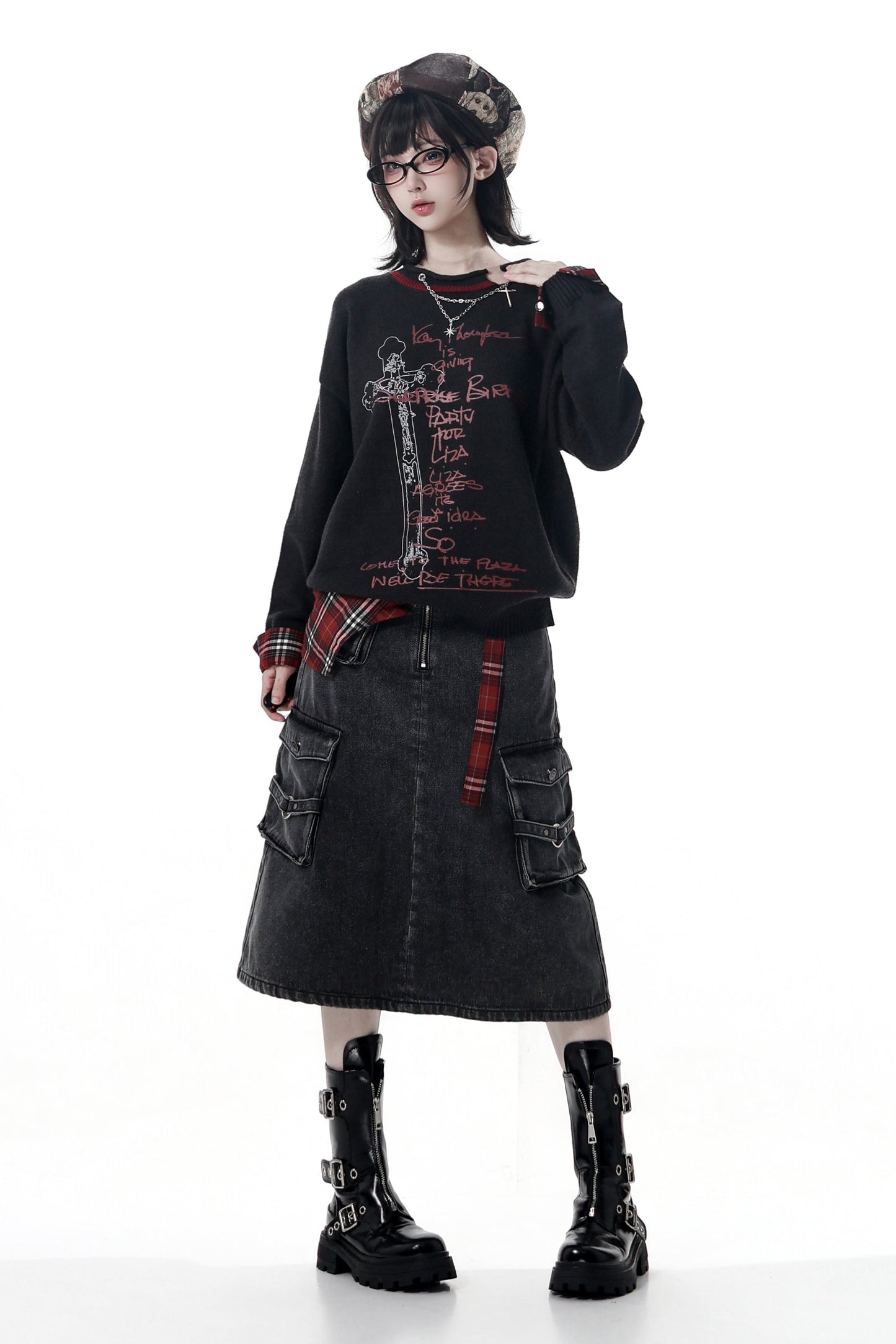 ダークトップス+デニムスカート+チェックウエストアクセサリー