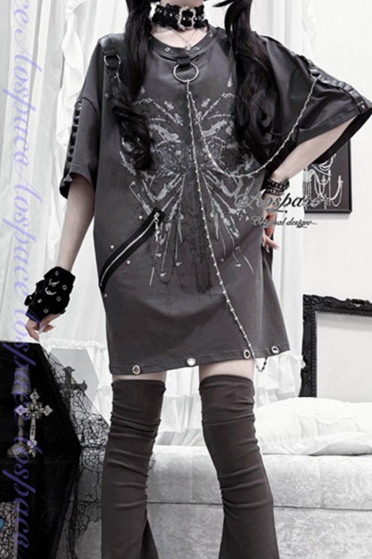 Kurzarm-T-Shirt mit Linienprint, Kette und Nieten