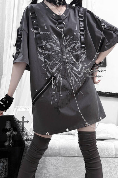Kurzarm-T-Shirt mit Linienprint, Kette und Nieten