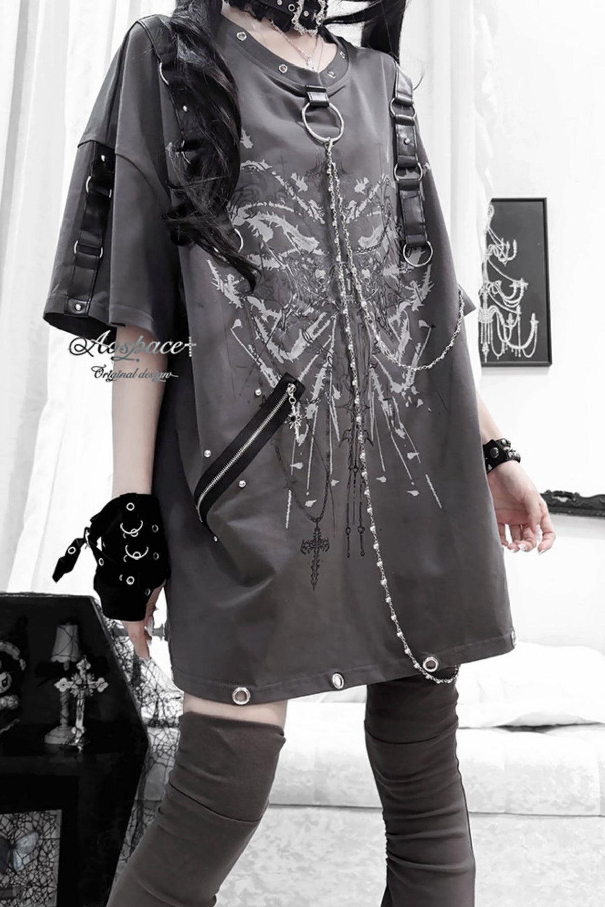 Kurzarm-T-Shirt mit Linienprint, Kette und Nieten