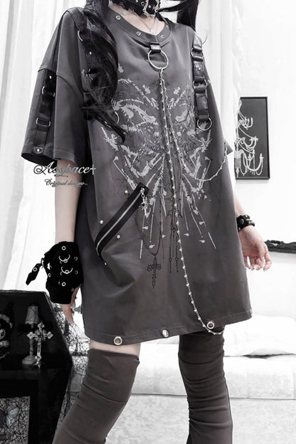 Kurzarm-T-Shirt mit Linienprint, Kette und Nieten