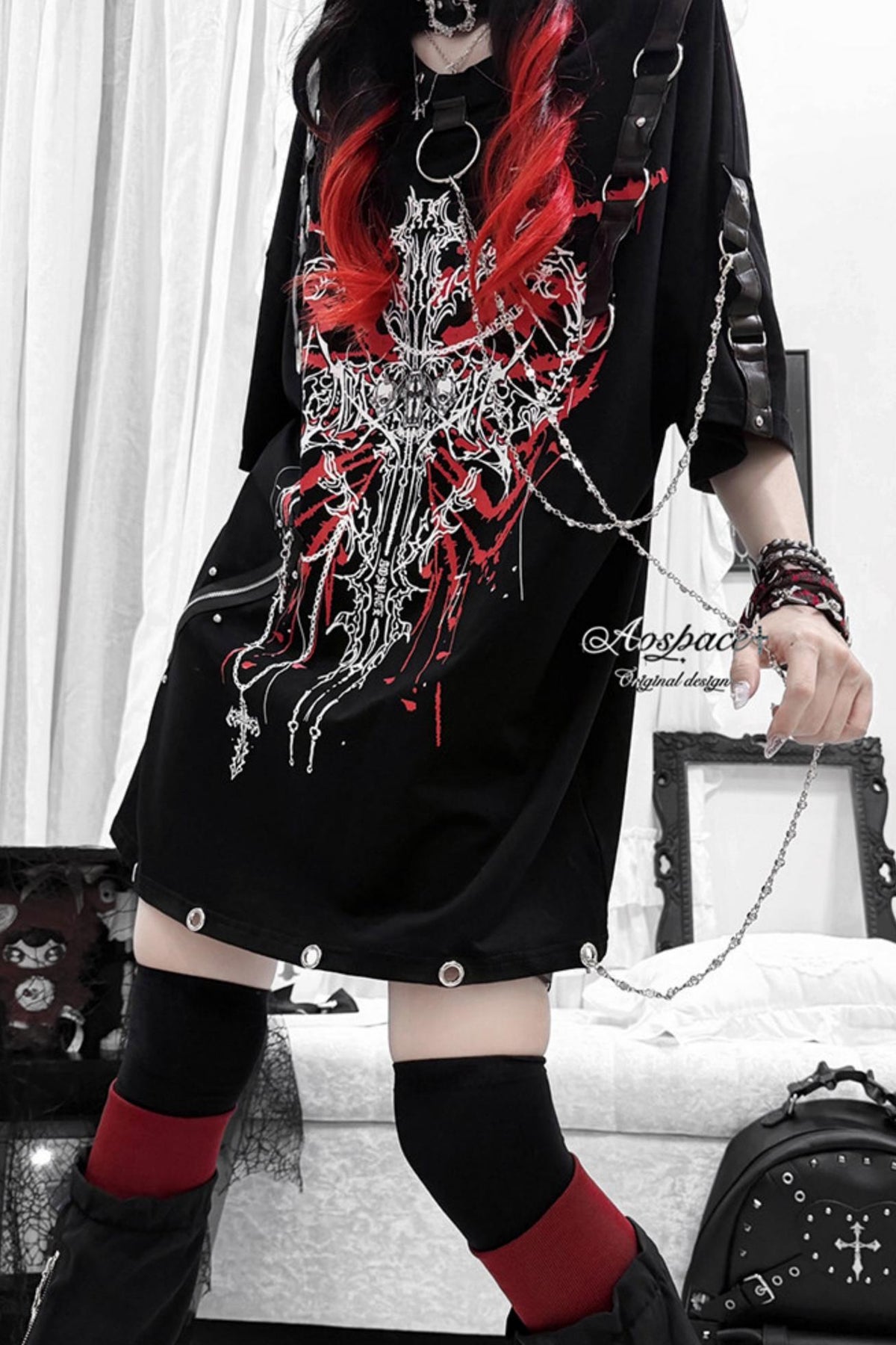 Kurzarm-T-Shirt mit Linienprint, Kette und Nieten