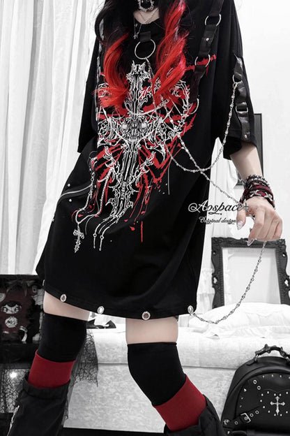 Kurzarm-T-Shirt mit Linienprint, Kette und Nieten