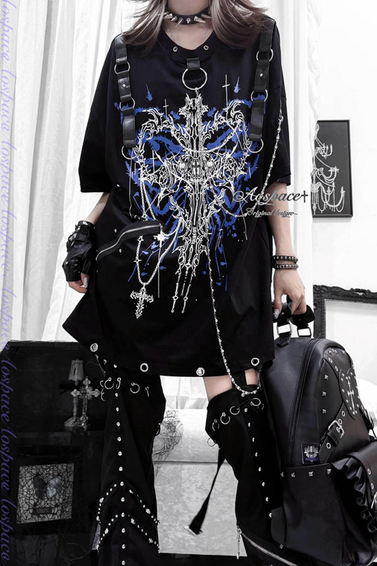 Kurzarm-T-Shirt mit Linienprint, Kette und Nieten