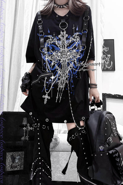 Kurzarm-T-Shirt mit Linienprint, Kette und Nieten