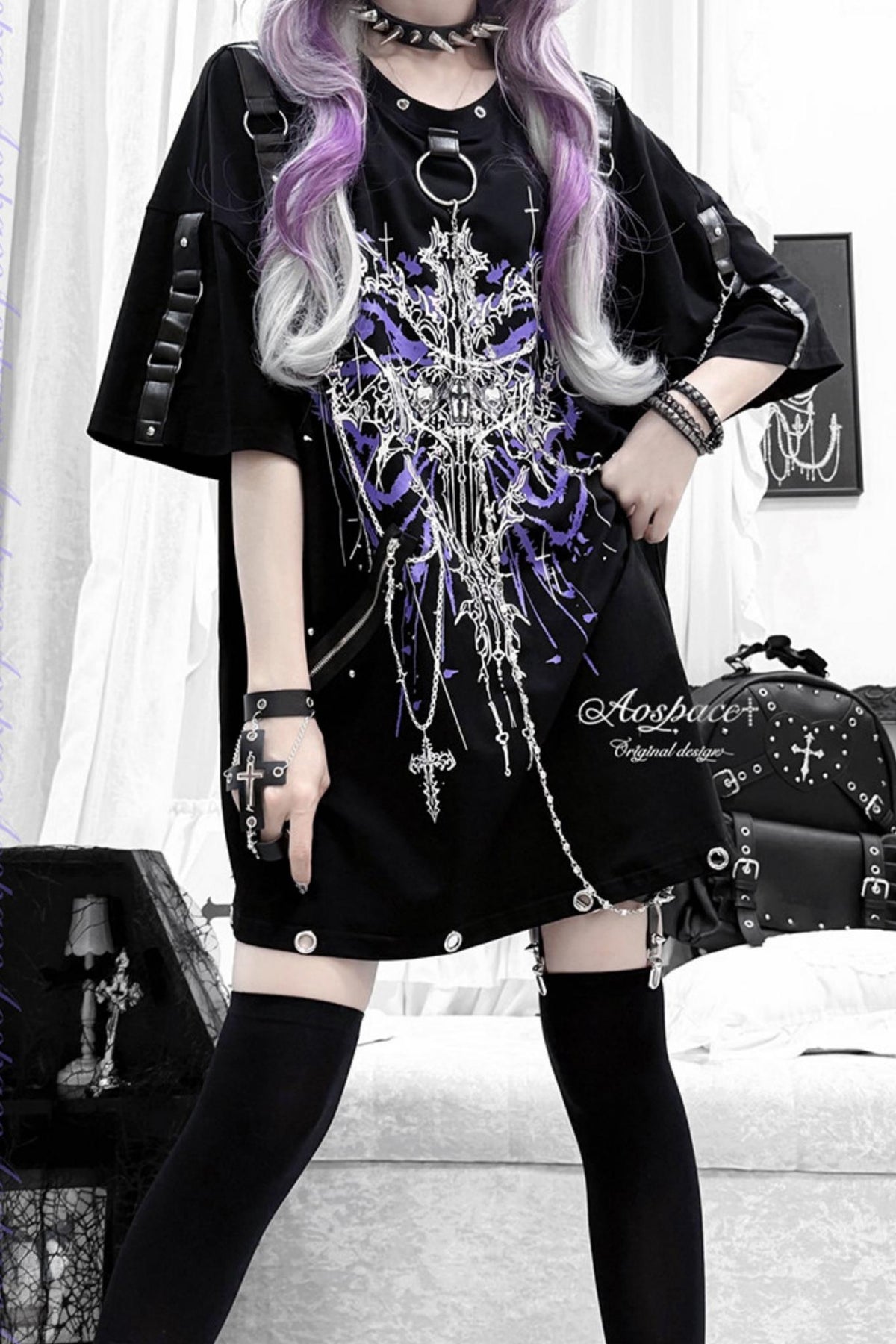 Kurzarm-T-Shirt mit Linienprint, Kette und Nieten
