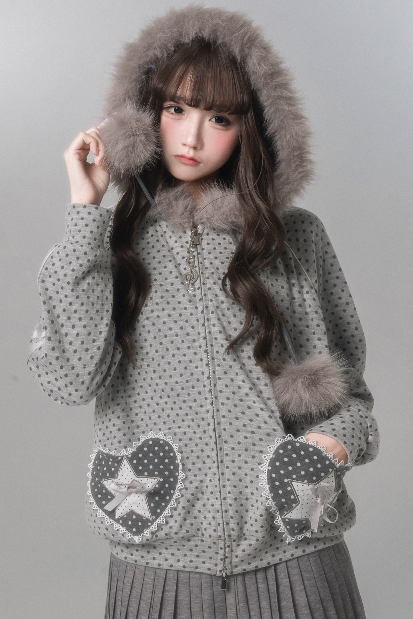 도트 퍼 후드 재킷 + 플리츠 스커트 + 레그 워머