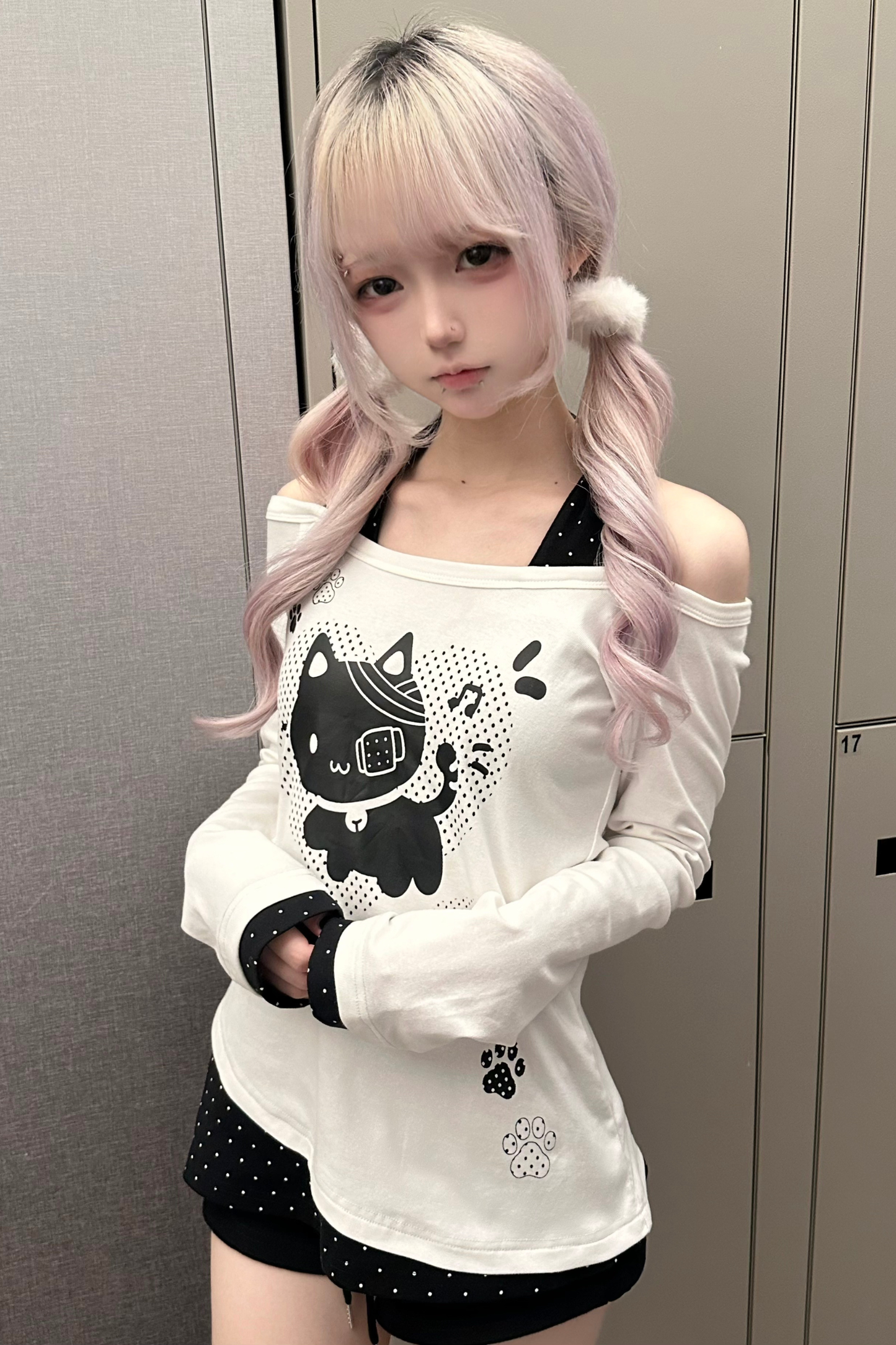 キャットオフショルダートップス