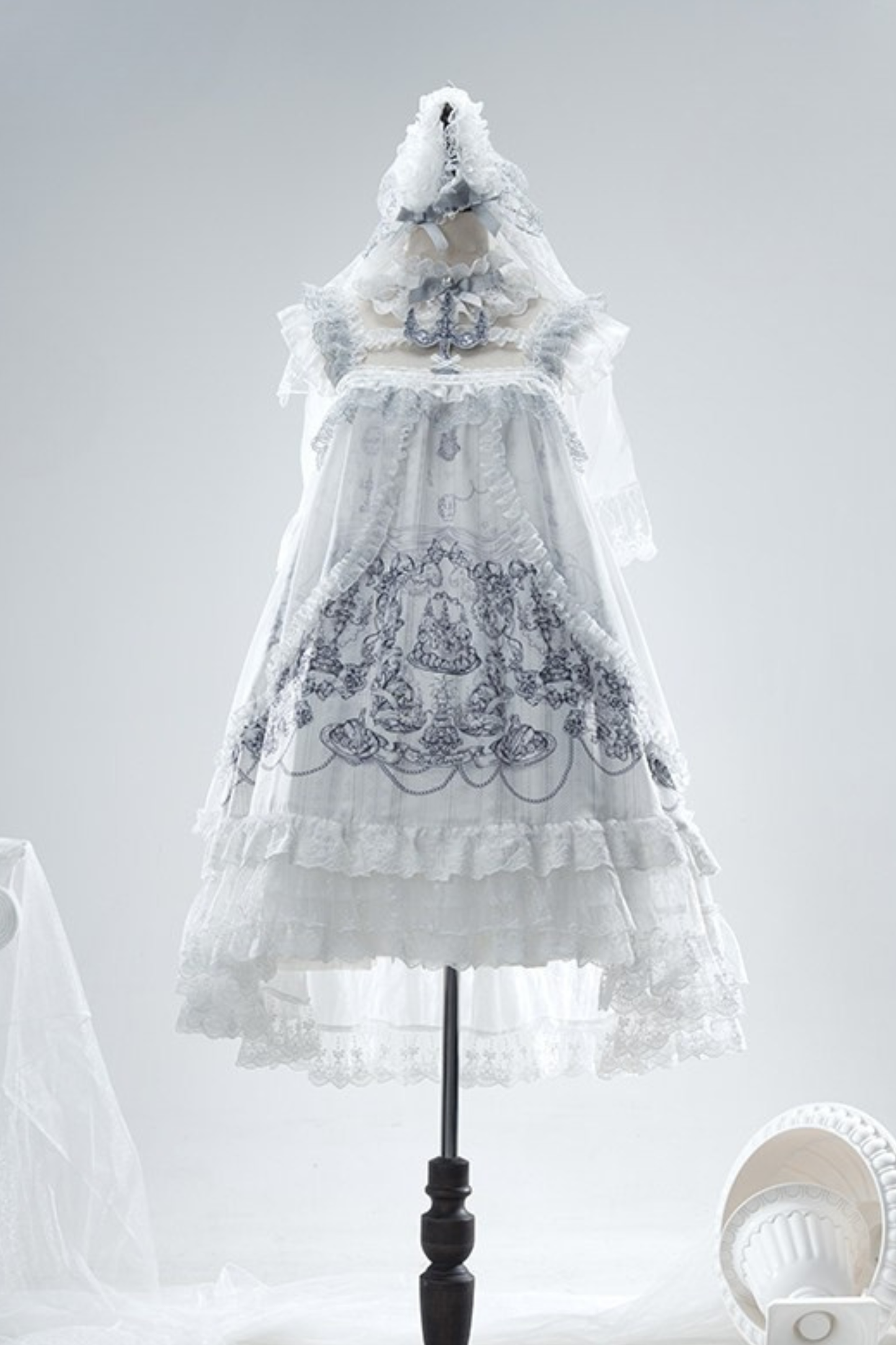 【6月28日予約締切】天使の祈りゴシックレースラッフルティアードプリントJKSドレス＋チョーカー（キャンドルスタンド刺繍ブローチ付き）
